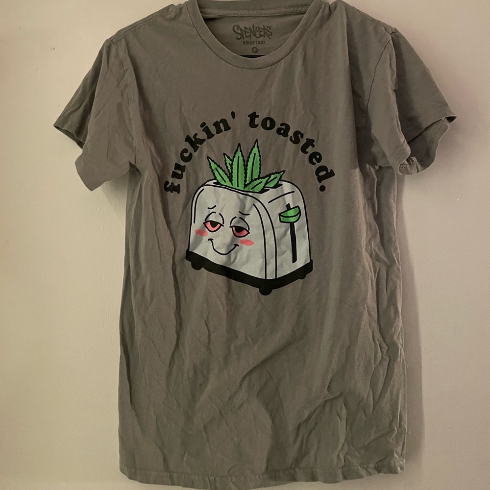 Grey stoner tshirt.